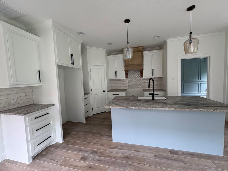 Furnished interior view inside a new home in , Conroe (Image 10).
