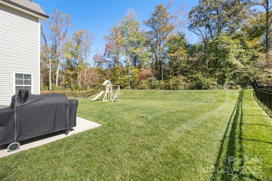 Flat backyard features 2 oversized patios and tons of yard space. Flat backyard features 2 oversized patios and tons of yard space.