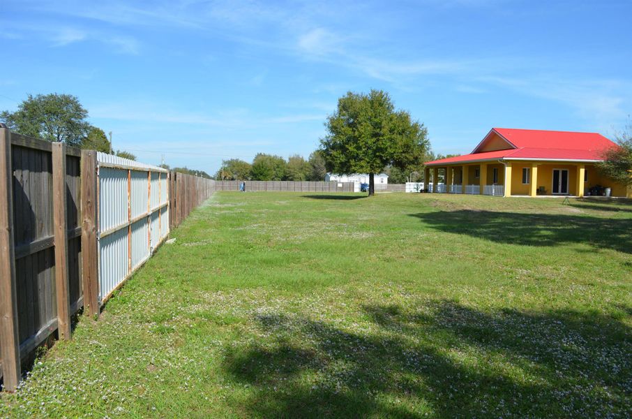 Exterior details and patio area of a home in , Clewiston (Image 24).