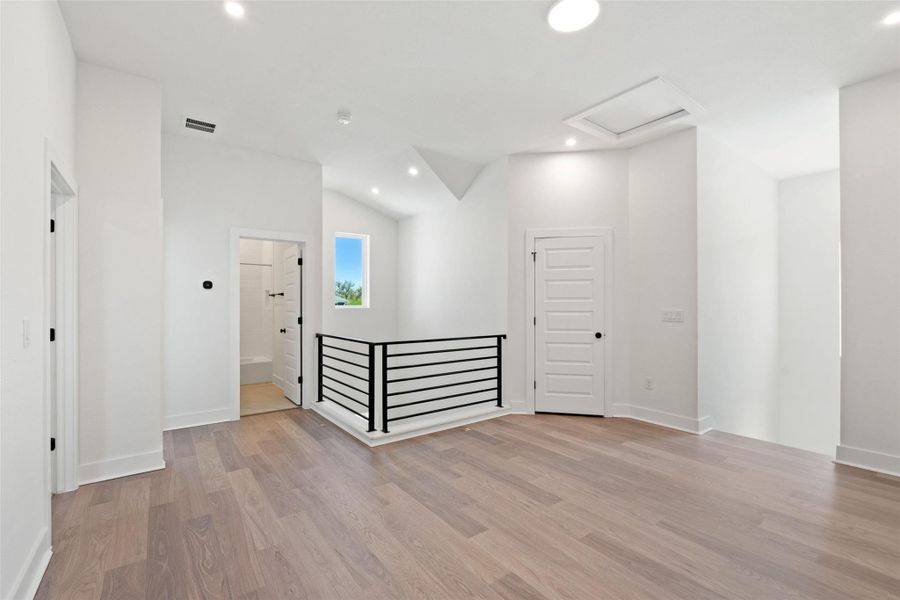 Spacious, unfurnished interior of a new home in Persimmon, Buda (Image 28).