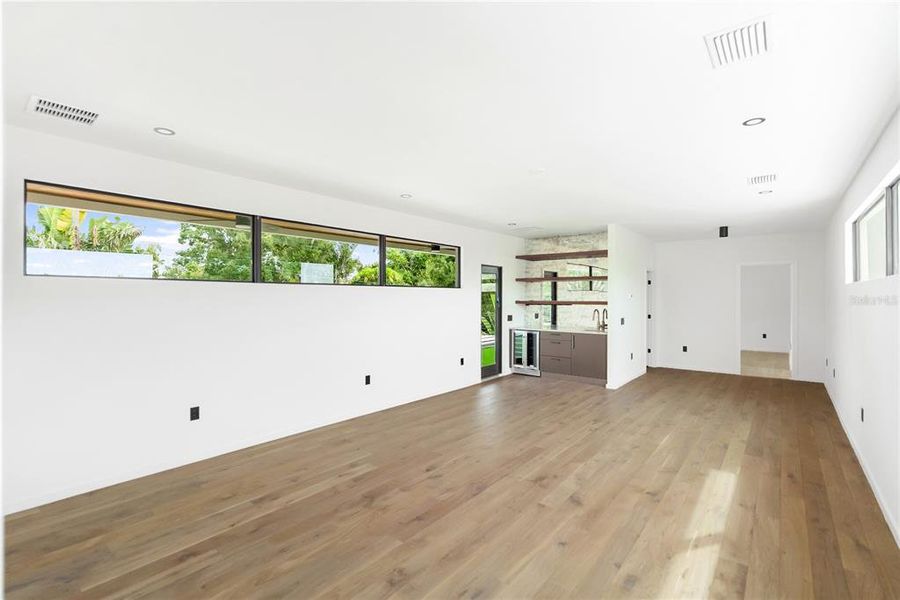 Spacious, unfurnished interior of a new home in , Sarasota (Image 21).