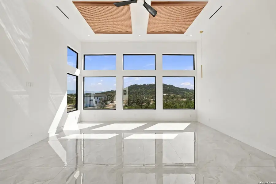 Spacious, unfurnished interior of a new home in , San Antonio (Image 28).