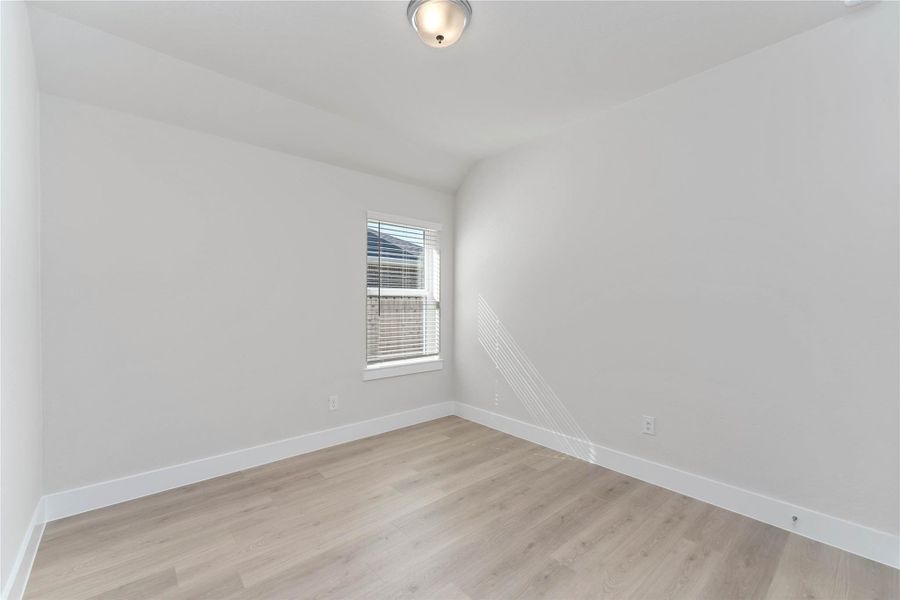 Spacious, unfurnished interior of a new home in Sunrise Cove, Texas City (Image 23).