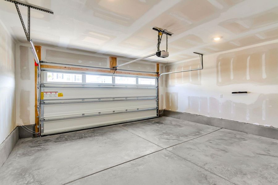 Spacious, unfurnished interior of a new home in Tidewater at Lakes of Cane Bay, Summerville (Image 19).