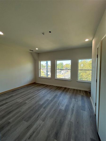 Spacious, unfurnished interior of a new home in , Dallas (Image 10).