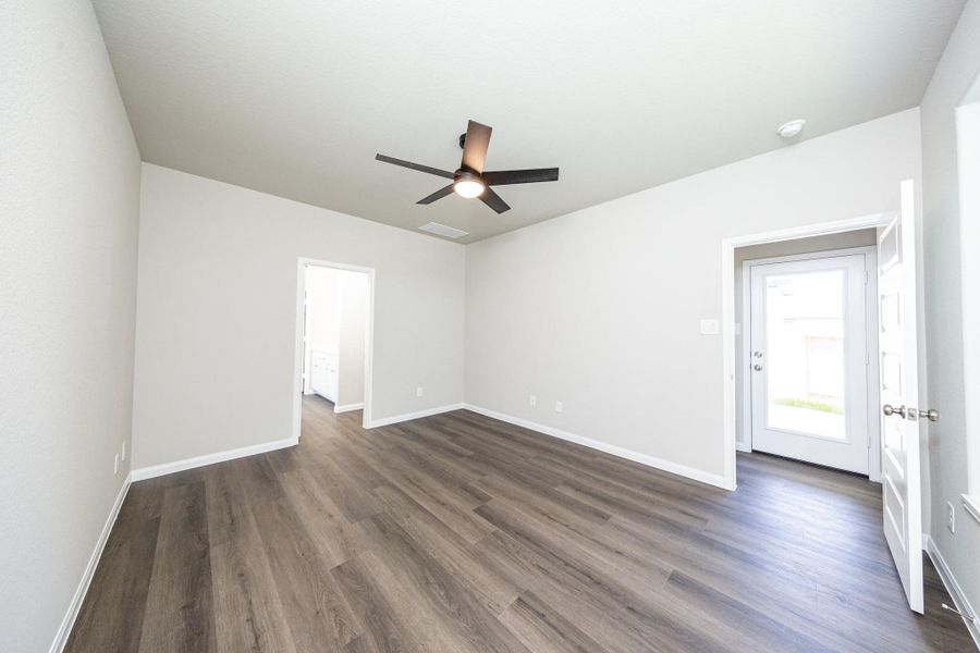 Spacious, unfurnished interior of a new home in River's Edge, Conroe (Image 14).