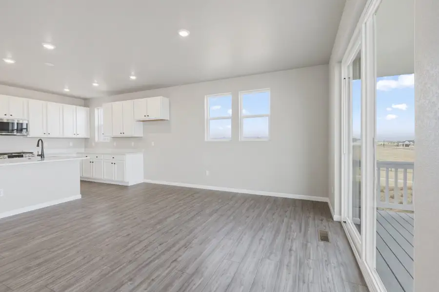 Spacious, unfurnished interior of a new home in The Aurora Highlands, Aurora (Image 11).