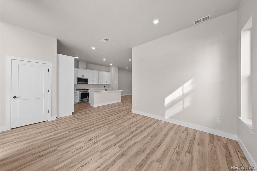 Spacious, unfurnished interior of a new home in Duet at Sterling Ranch, Littleton (Image 15).