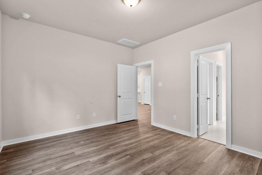 Spacious, unfurnished interior of a new home in Westridge Cove 40', Conroe (Image 23).