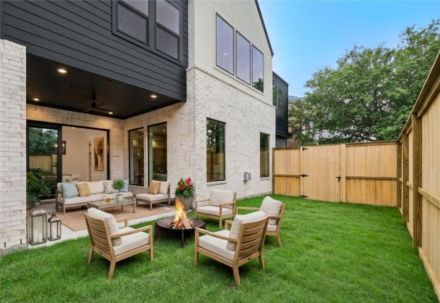 Backyard (virtual staging)