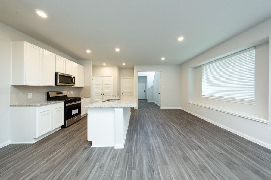 Spacious, unfurnished interior of a new home in River's Edge, Conroe (Image 13).