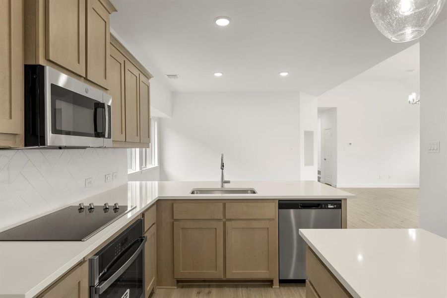 12. 1704 Meadow Crest - Kitchen (4)
