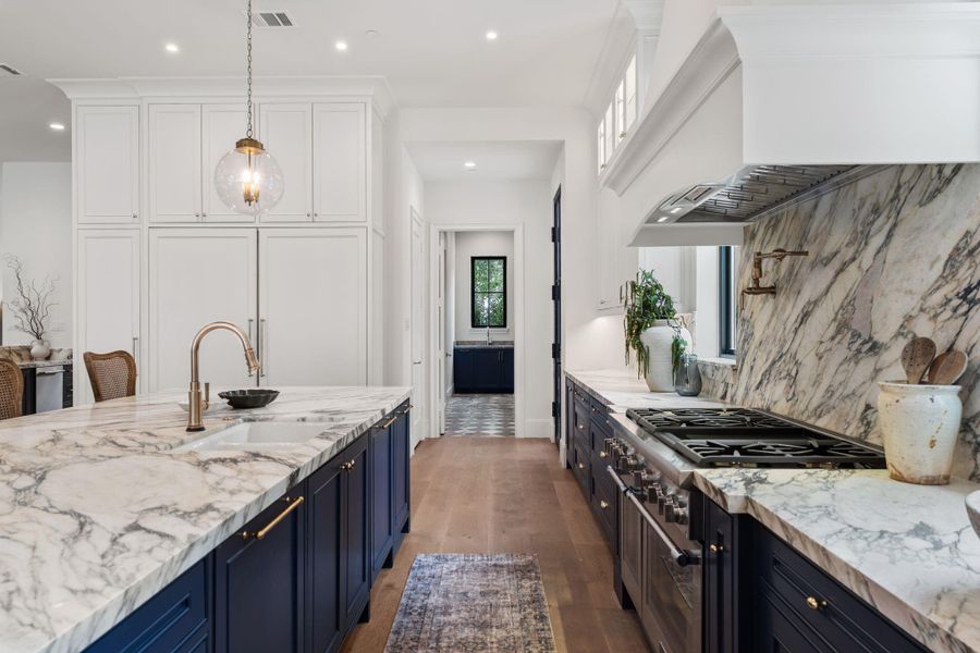 Gourmet kitchn for the entire family to have room to eat and prepare for the day
