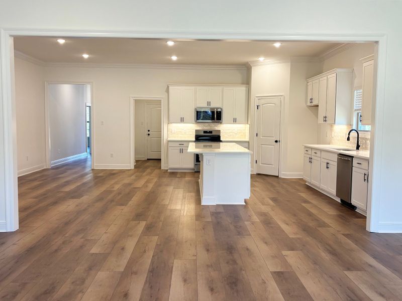 Spacious, unfurnished interior of a new home in Young Oaks, Crestview (Image 10).