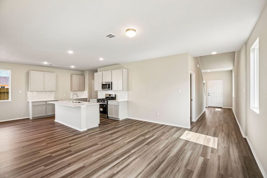 Spacious, unfurnished interior of a new home in Mustang Meadows, Waller (Image 15).
