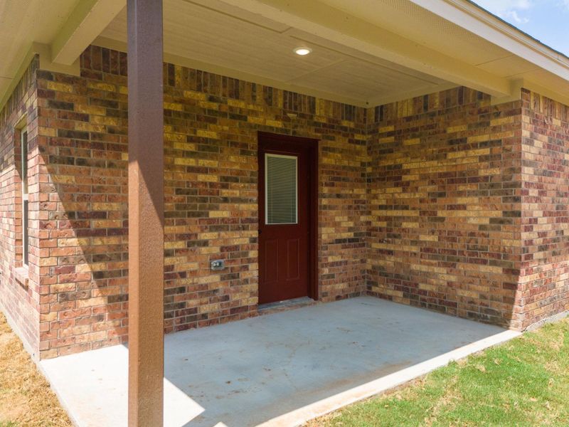 Exterior details and patio area of a home in , Lampasas (Image 20).