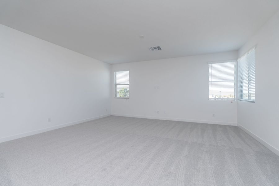 Spacious, unfurnished interior of a new home in Terraza, San Tan Valley (Image 14).