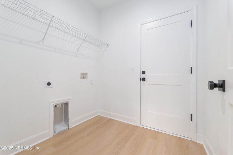 Spacious, unfurnished interior of a new home in , Middleburg (Image 25).