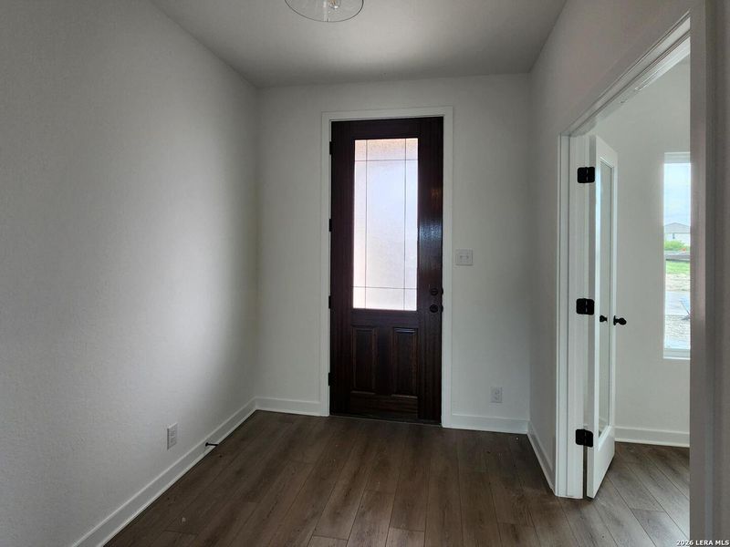 Spacious, unfurnished interior of a new home in Nopal Valley, San Antonio (Image 13).