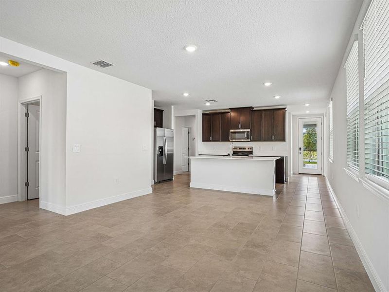 Spacious, unfurnished interior of a new home in , Lake Hamilton (Image 8).