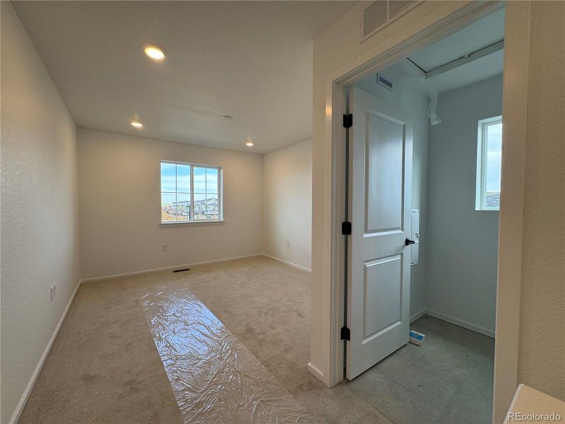 Spacious, unfurnished interior of a new home in Harvest Crossing, Aurora (Image 10). Spacious, unfurnished interior of a new home in Harvest Crossing, Aurora (Image 10).