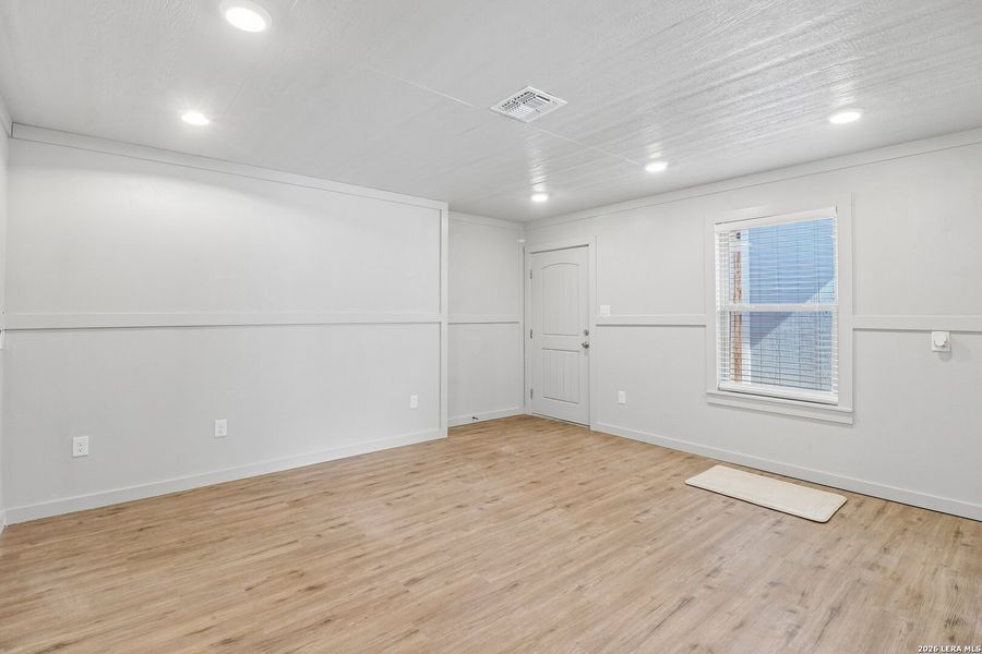 Spacious, unfurnished interior of a new home in , Bandera (Image 12).