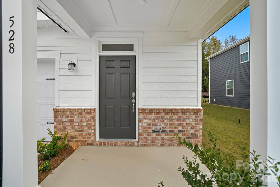 Exterior details and patio area of a home in Bellina, York (Image 3).