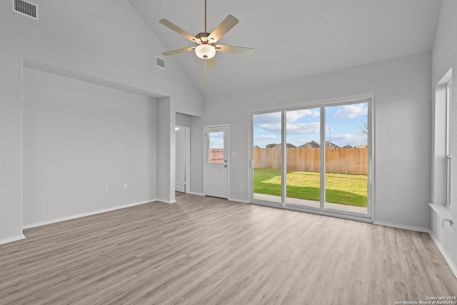 Spacious, unfurnished interior of a new home in Sunflower Ridge, New Braunfels (Image 16).