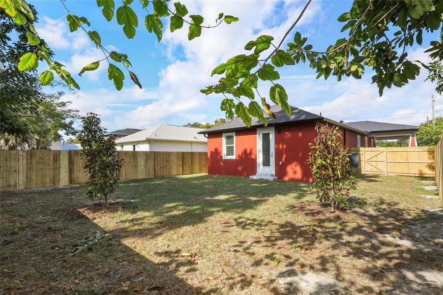 Exterior details and patio area of a home in , Tampa (Image 3).