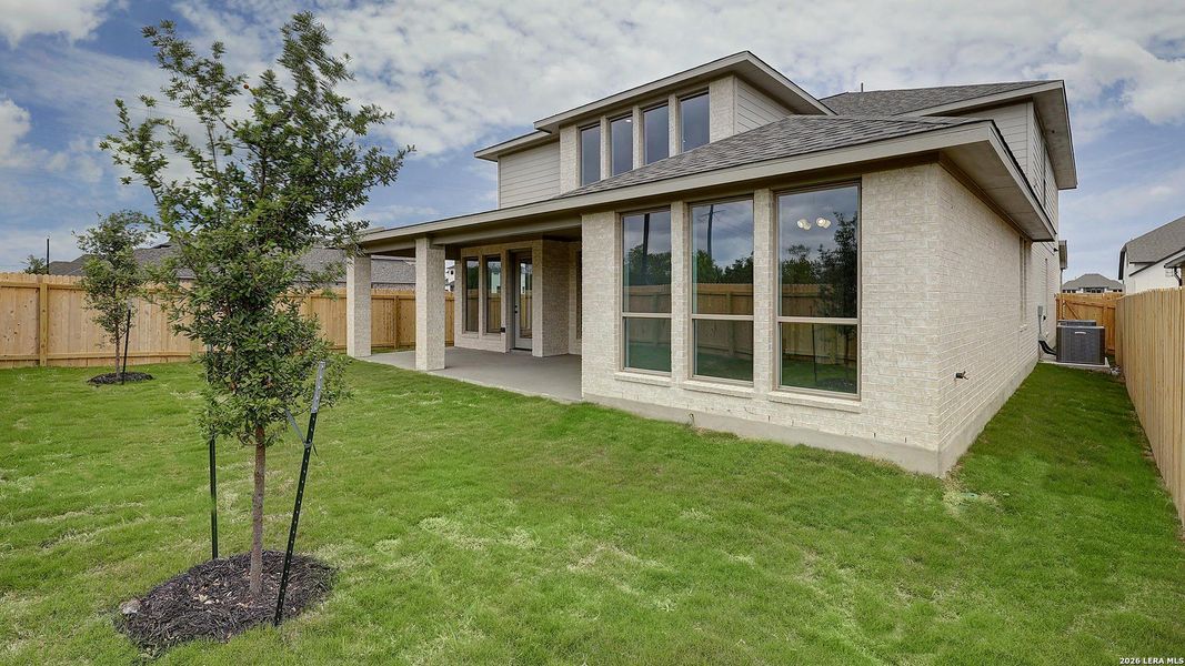 Exterior details and patio area of a home in Haby Hill, San Antonio (Image 20).