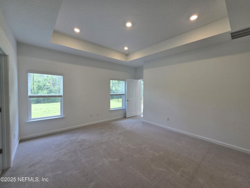 Spacious, unfurnished interior of a new home in Hyland Trail, Middleburg (Image 35).