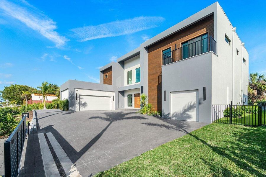 Exterior details and patio area of a home in , Juno Beach (Image 46).