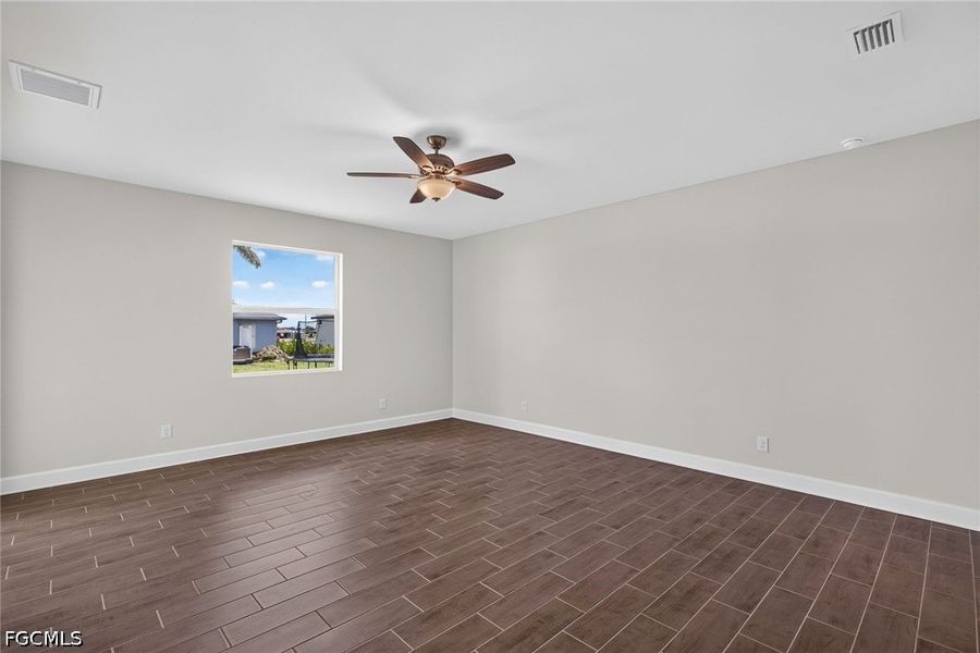 Spacious, unfurnished interior of a new home in Cape Coral, Cape Coral (Image 23).
