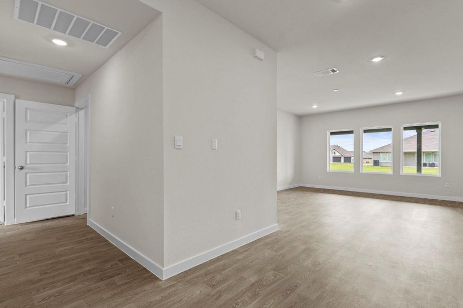 Spacious, unfurnished interior of a new home in Hartland Ranch, Lockhart (Image 11).