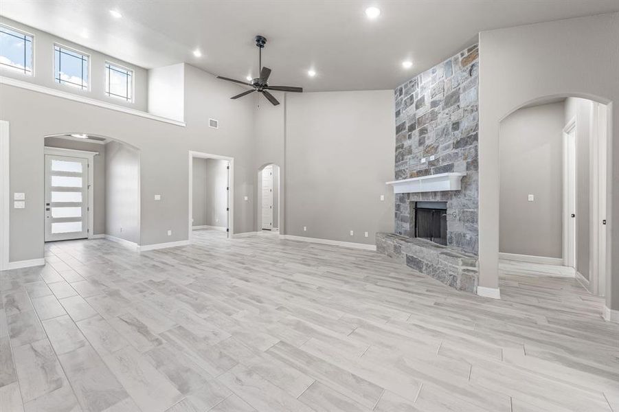 Spacious, unfurnished interior of a new home in Pecan Plantation, Granbury (Image 22).