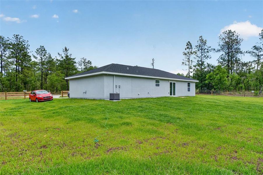 Exterior details and patio area of a home in , Dunnellon (Image 23).