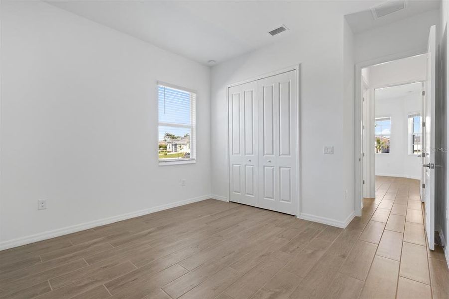 Spacious, unfurnished interior of a new home in Sandy Key, Fort Myers (Image 17).