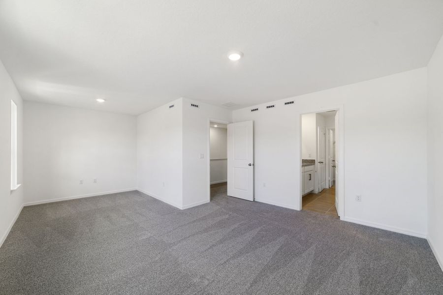 Spacious, unfurnished interior of a new home in Aulin Square, Oviedo (Image 24).