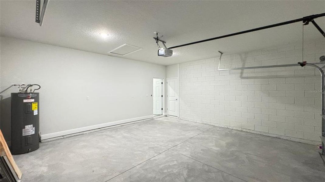Spacious, unfurnished interior of a new home in , Ocala (Image 6).