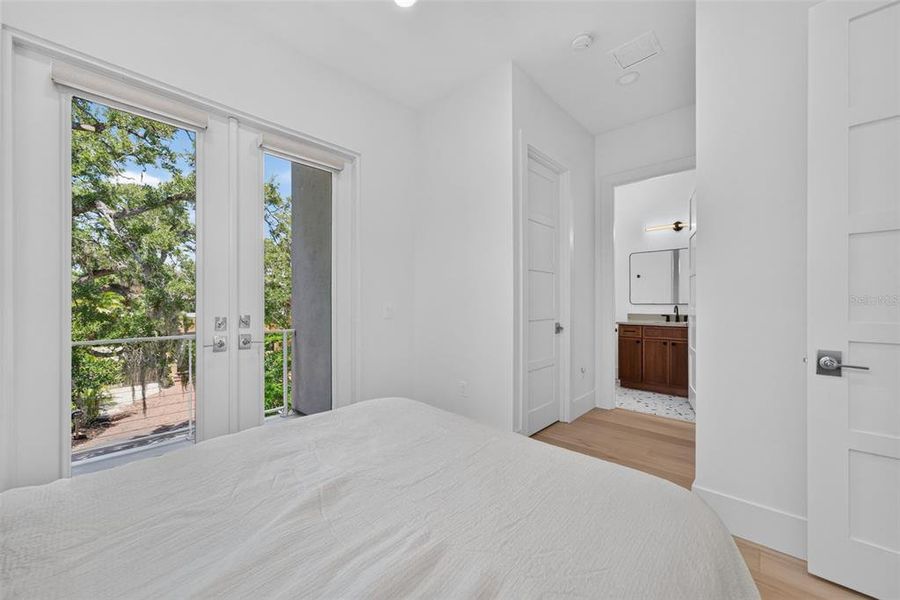 Spacious, unfurnished interior of a new home in , Sarasota (Image 25).