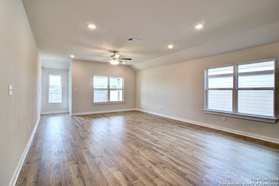 Spacious, unfurnished interior of a new home in Cloud Country, New Braunfels (Image 17).