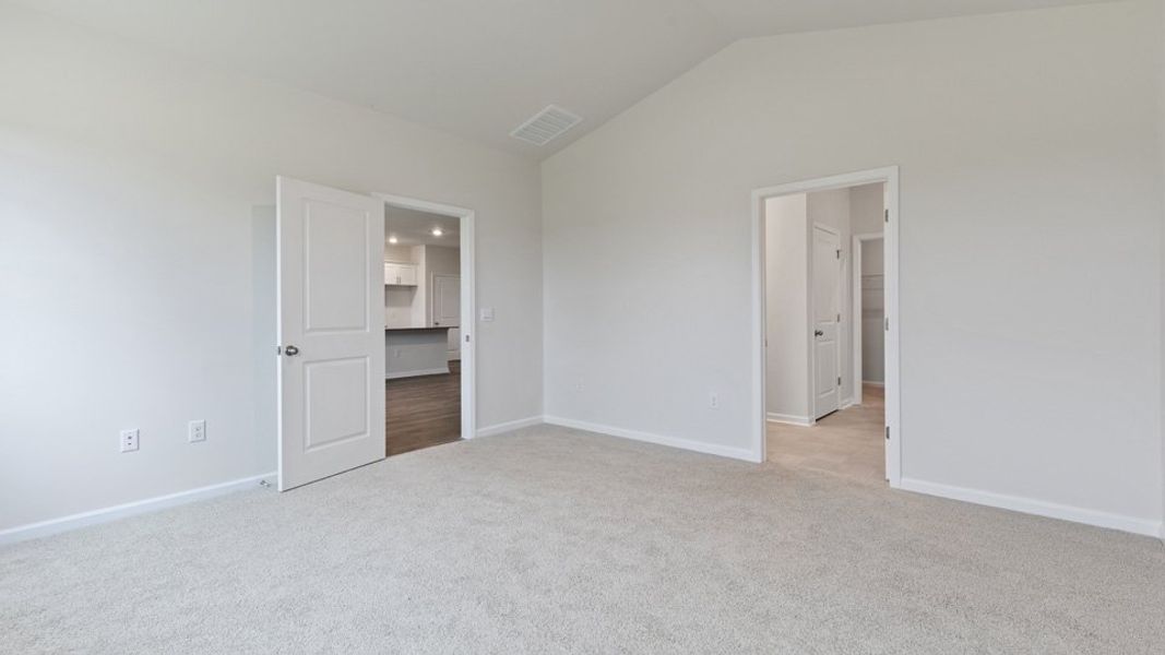 Spacious, unfurnished interior of a new home in East Ridge, Ayden (Image 32).