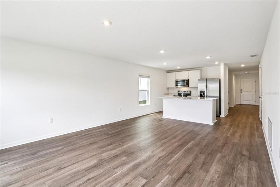 Spacious, unfurnished interior of a new home in Leoma's Landing, Lake Wales (Image 14).