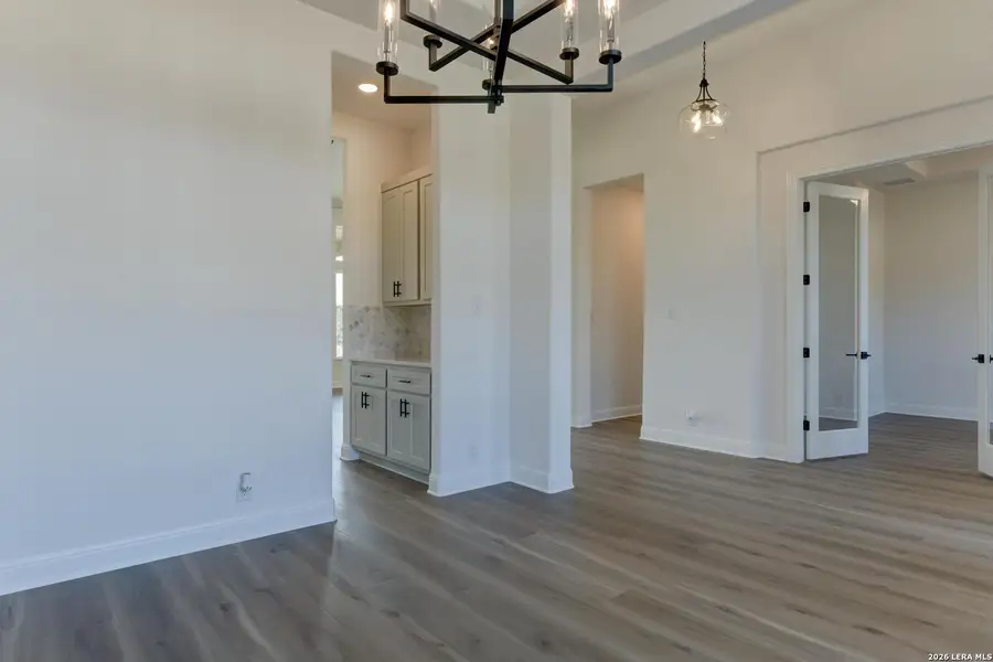 Spacious, unfurnished interior of a new home in Waldsanger, New Braunfels (Image 18).