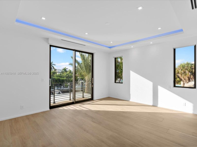 Spacious, unfurnished interior of a new home in , Fort Lauderdale (Image 46).