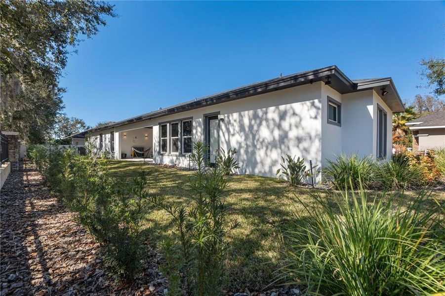 Exterior details and patio area of a home in , Land O' Lakes (Image 32).