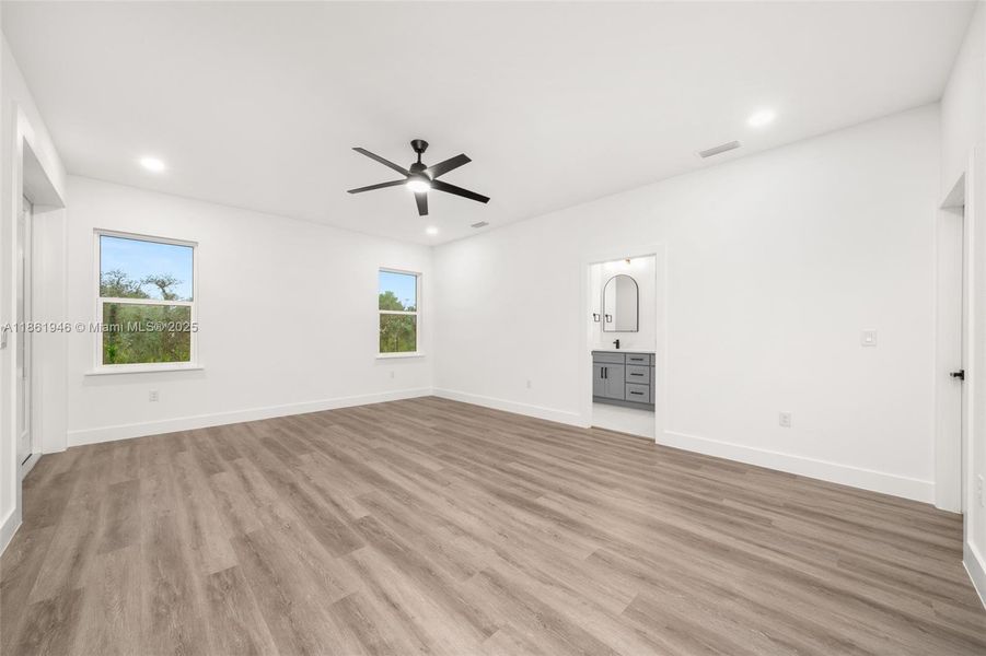 Spacious, unfurnished interior of a new home in , Sebring (Image 28).