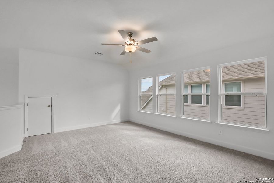 Spacious, unfurnished interior of a new home in Veramendi, New Braunfels (Image 23).