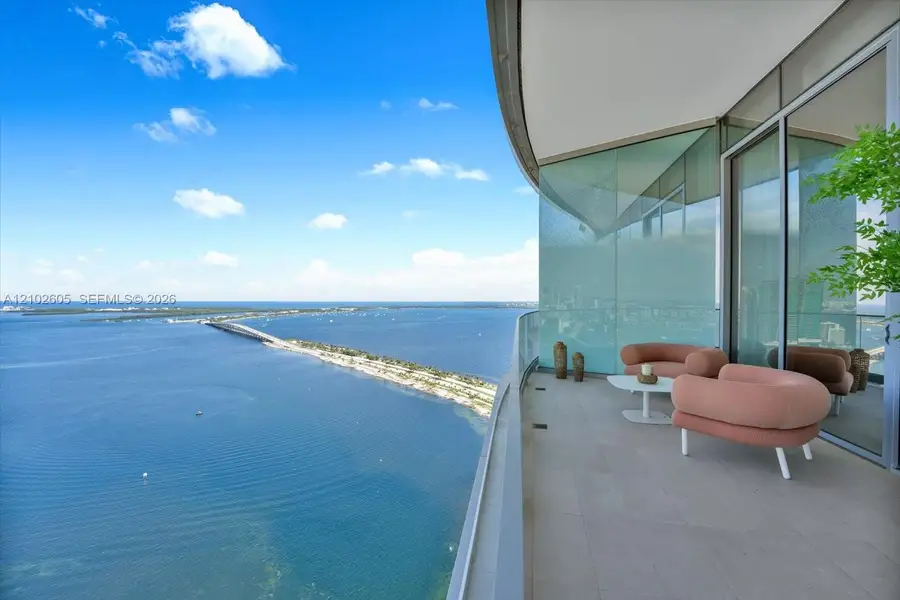 Condo located in Miami, FL showcasing its design and architecture (Image 4).