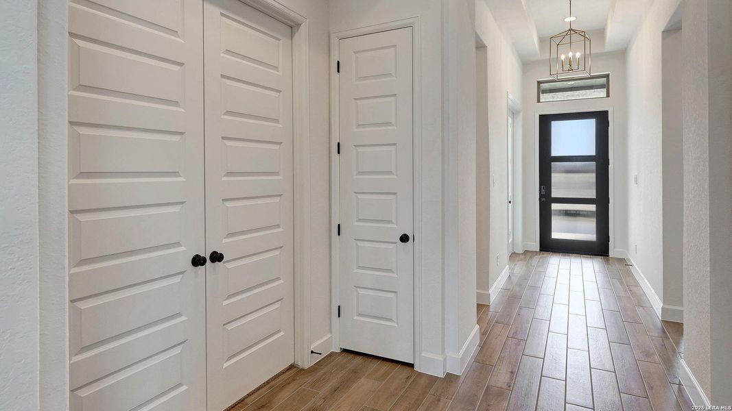 Spacious, unfurnished interior of a new home in Ladera, San Antonio (Image 17).